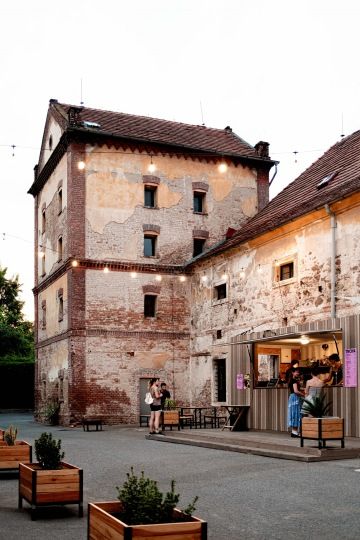 Podcasty naživo a letní kino: Trojský pivovar má na léto nabitý program