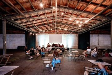 Podcasty naživo a letní kino: Trojský pivovar má na léto nabitý program